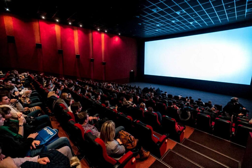 Что придумали кинотеатры, чтобы показывать зарубежное кино?