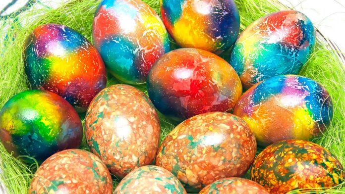 Откуда пошла традиция красить яйца?