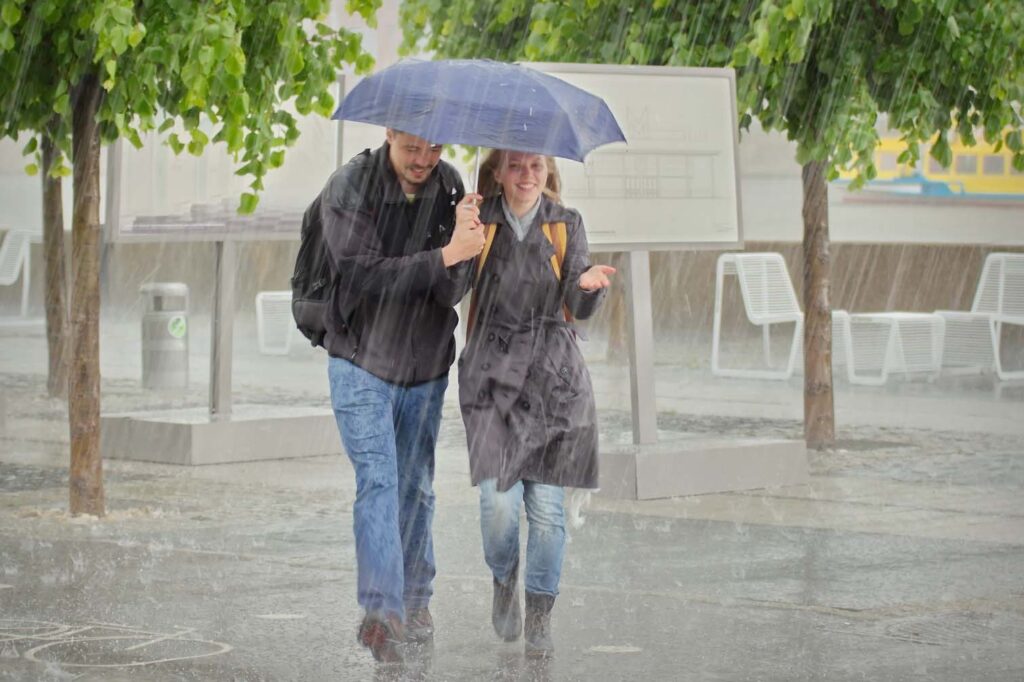 При каких условиях не нужно идти гулять в дождь? Когда стоит идти гулять в дождь?